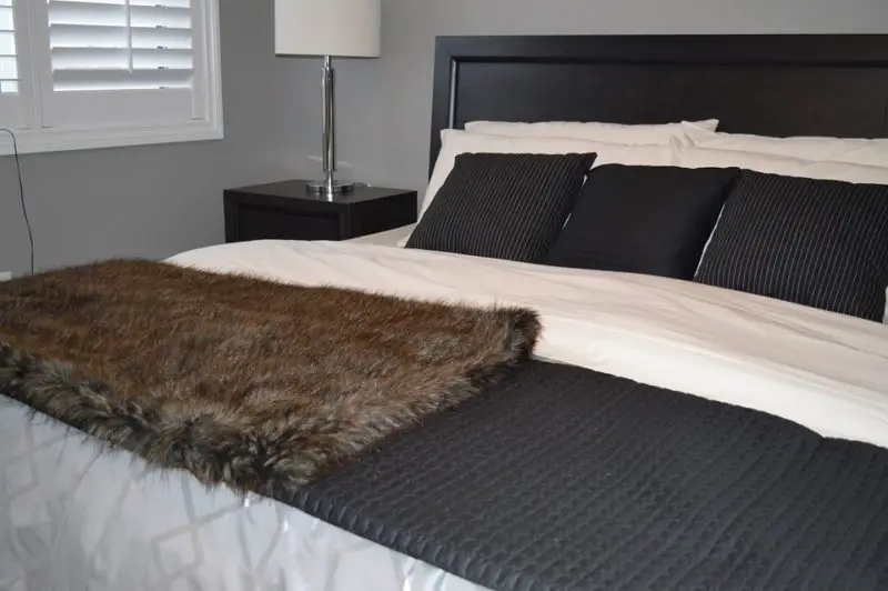 Comment empêcher les oreillers de tomber entre le matelas et la tête de lit