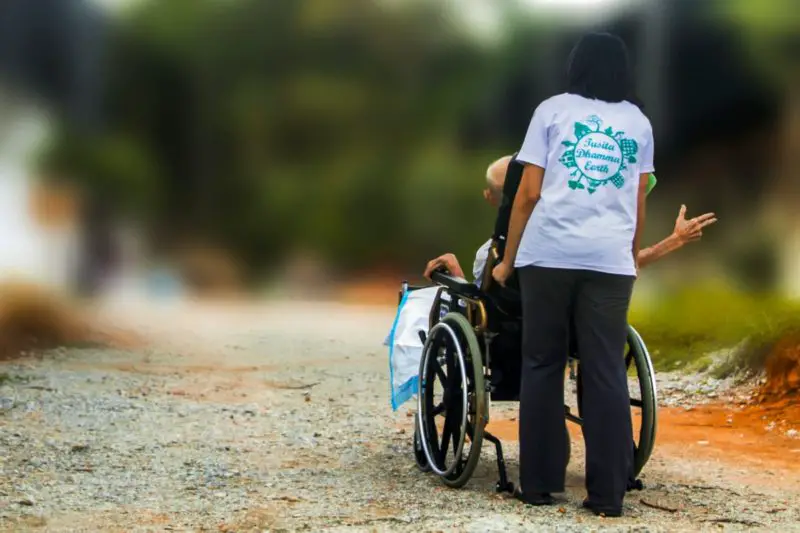 Comment transférer un patient paralysé d'un fauteuil roulant au lit ?