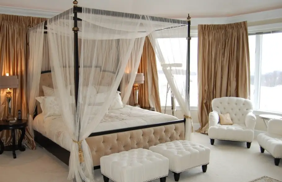 Comment accrocher des rideaux sur un lit à baldaquin ? 4 étapes simples !