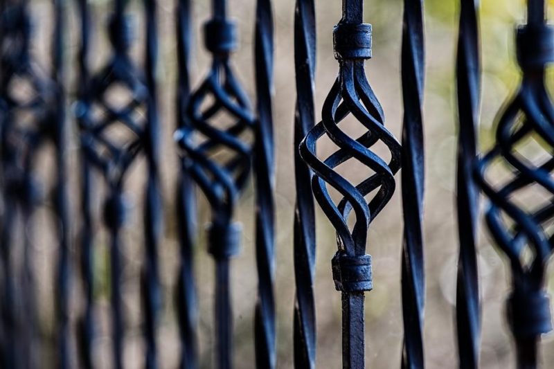 Comment décorer une clôture pour un mariage : 3 idées créatives