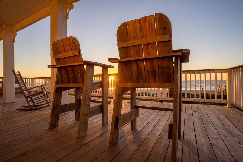 Comment peindre une chaise en bois en 2 étapes faciles pour les