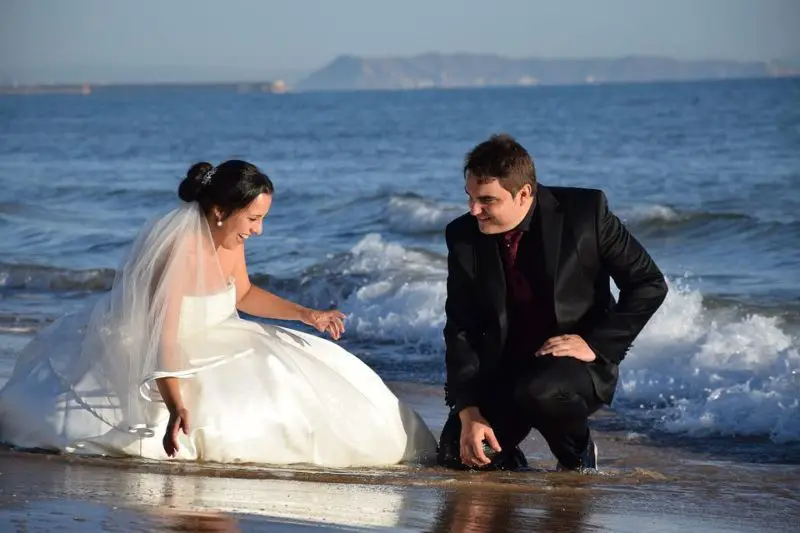 Quoi porter pour un mariage à la plage Hommes: Guide des vêtements pour hommes