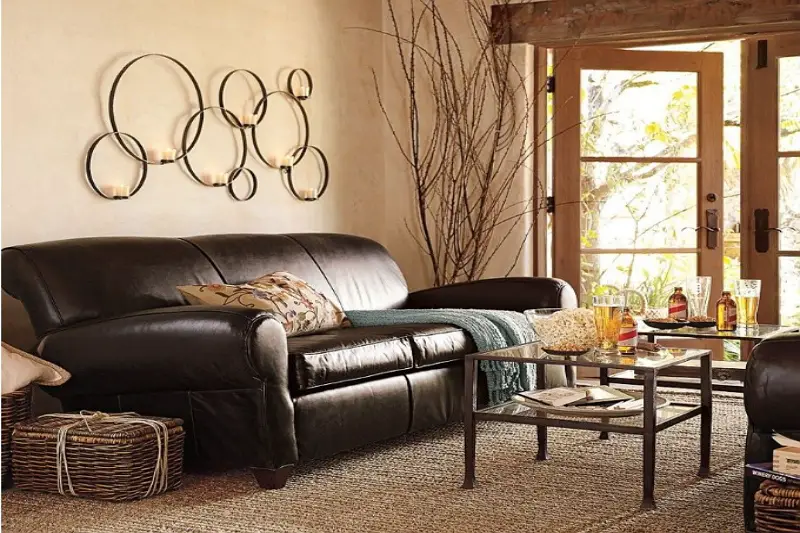 Rideaux de couleur avec des murs beiges et des meubles marron